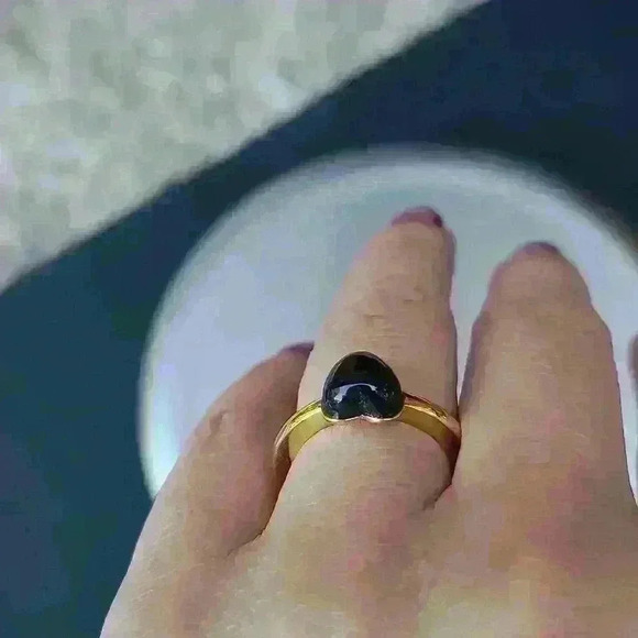 Gold tone black heart ring size4 to  5 adjustable - Picture 7 of 17